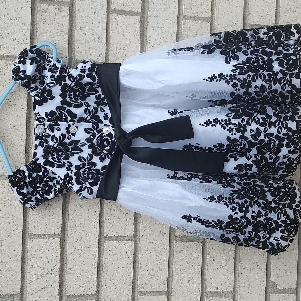 Black & White Dress - Picture 7 of 10